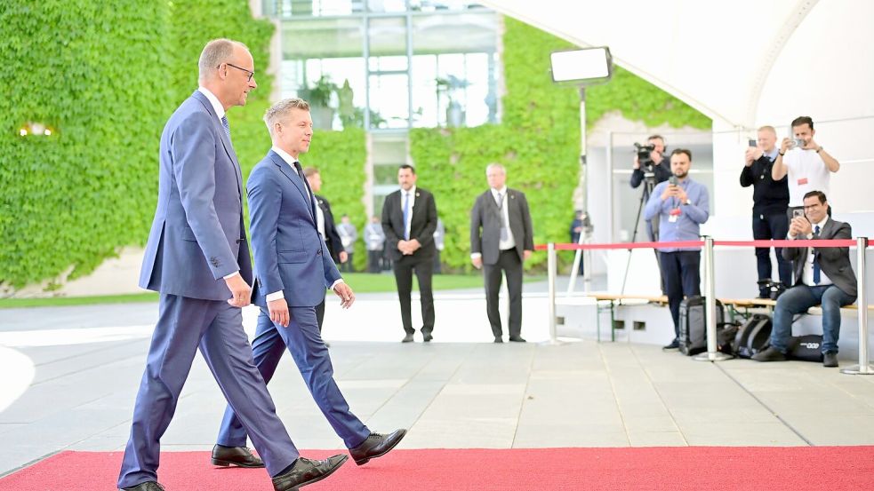 Merz und Magyar wollen nach 16 Jahren neue Wege in den deutsch-ungarischen Beziehungen beschreiten. Foto: Sebastian Gollnow/dpa