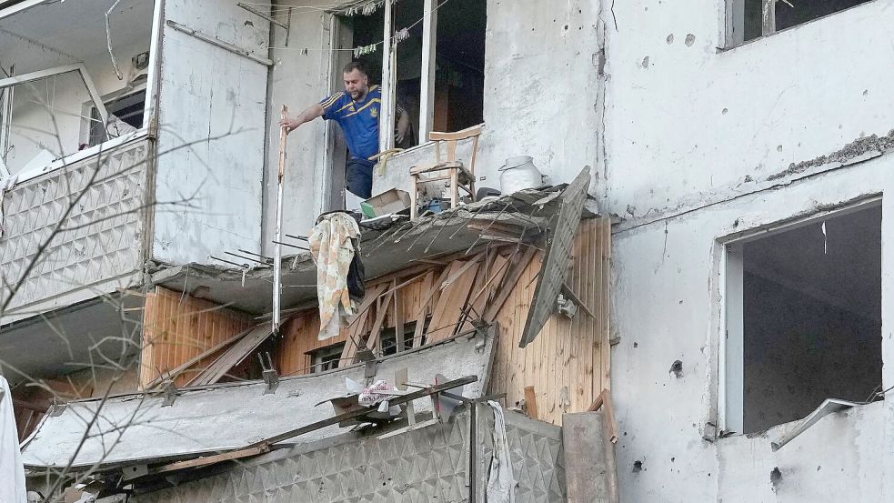 Ein Mann räumt in Kiew Trümmer an seinem Wohnhaus raus, das nach einem russischen Raketeneinschlag beschädigt wurde. Foto: Efrem Lukatsky
