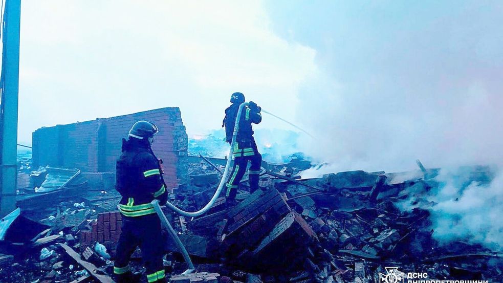 Auf diesem vom ukrainischen Katastrophenschutz zur Verfügung gestellten Foto löschen Rettungskräfte ein Feuer in einem Wohnhaus in Dnipro, das bei einem Angriff zerstört wurde. Foto: Uncredited