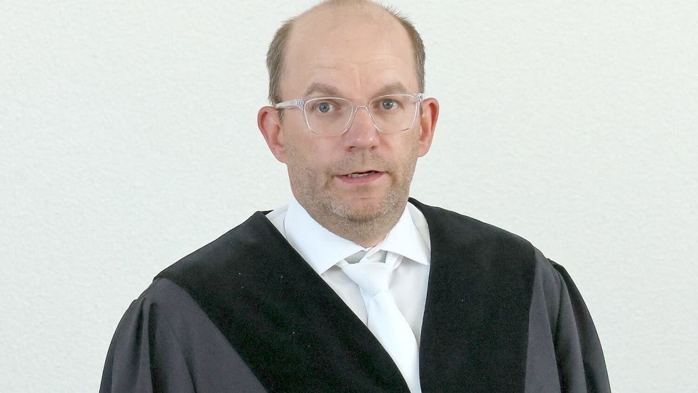 Der Vorsitzende Richter Holger Schütt warnte die Zuschauer vor schwer zu ertragenen Fotos, die im Prozess gezeigt würden. Foto: Bernd Wüstneck