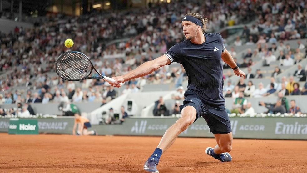 Alexander Zverev bei einem Rückhandschlag in der Defensive. Foto: Dimitar Dilkoff/AFP/dpa