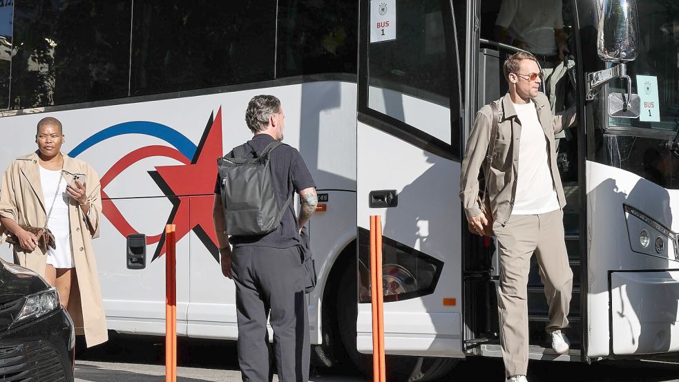 Manuel Neuer verlässt den Bus der Fußball-Nationalmannschaft. Foto: Christian Charisius