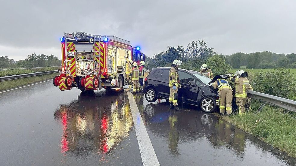 Ein VW Golf kollidierte auf der A 28 mit der Außenschutzplanke. Foto: Feuerwehr Uplengen
