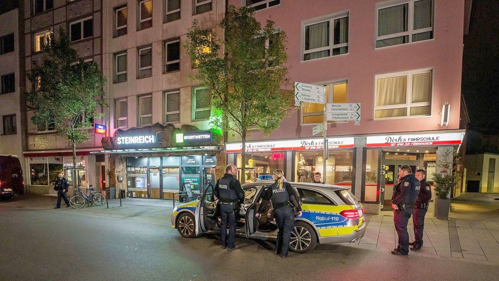 Bei der Tat in einem Wettbüro in der Gießener Innenstadt waren drei Menschen durch Schüsse verletzt worden. (Archivbild) Foto: Andreas Arnold