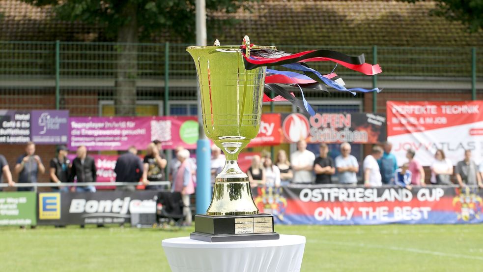 Um diesen Pokal kämpfen die besten 16 ostfriesischen Fußball-Mannschaften beim Ostfriesland-Cup. Foto: Wilfried Gronewold