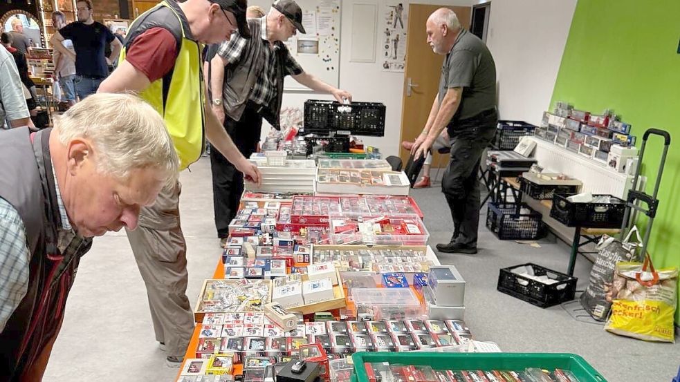 Modelle, Zubehör und echte Sammlerstücke: Eisenbahnfreunde und Modellbau-Fans trafen sich zum Austausch und Fachsimpeln im Auricher Schützenhaus. Foto: Udo Hippen