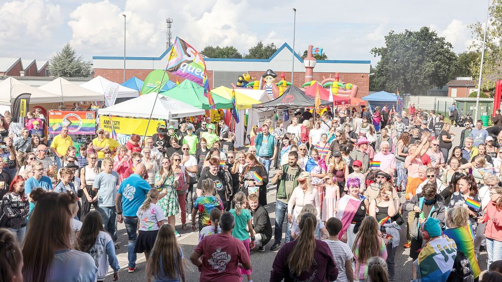 2025 endete die CSD-Parade auf dem Karl-Heinrich-Ulrichs-Platz. In diesem Jahr findet das Finale auf dem Georgswall am Auricher Rathaus statt. Foto: Claus Hock