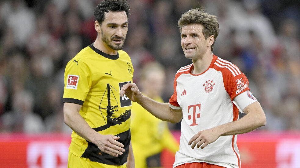 Hier stehen Thomas Müller vom FC Bayern Muenchen und Mats Hummels von Borussia Dortmund noch als aktive Spieler auf dem Platz. Foto: IMAGO/Michael Weber