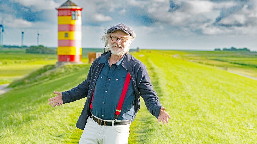 Erfolgsautor Klaus-Peter Wolf steht vor dem Pilsumer Leuchtturm. Foto: Wolfgang Wessling