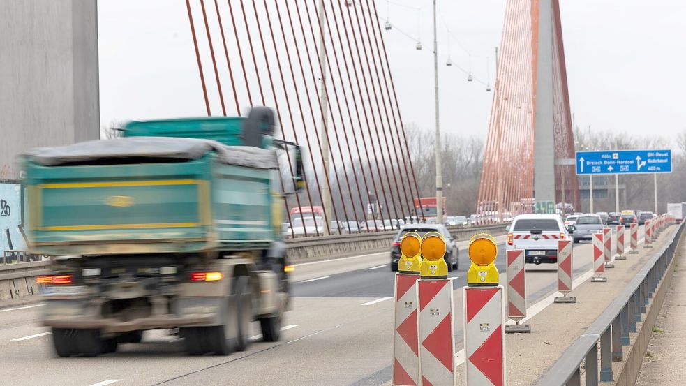 Die Bonner Nordbrücke ist bereits seit Februar für schwere Lkw gesperrt. (Archivbild) Foto: Thomas Banneyer