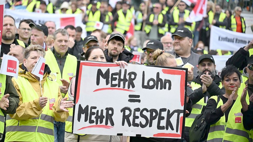 Bereits Mitte Mai beteiligten sich Tausende an den Warnstreiks im Handel, unter anderem in Dortmund. Foto: Federico Gambarini/dpa