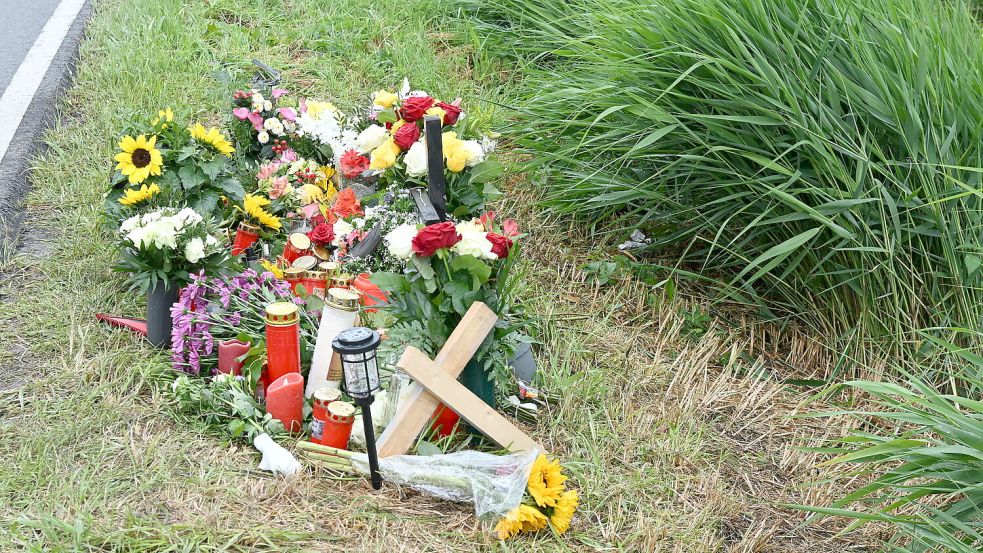 Am Unfallort erinnern zahlreiche Blumen und Kerzen an den Verstorbenen. Foto: Heinz Wagenaar