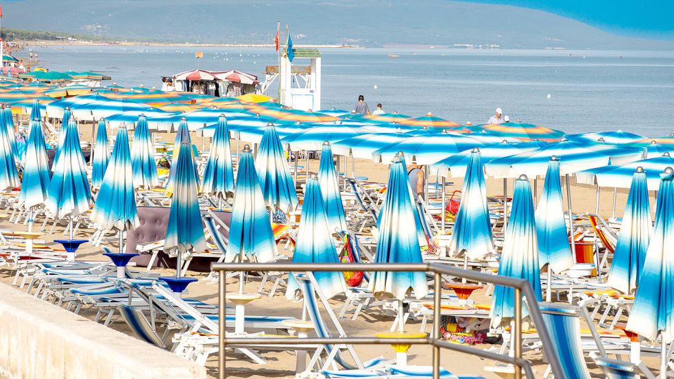Eine Liege mit Sonnenschirm an einem italienischen Strand zu mieten, wird in diesem Sommer teurer. Foto: IMAGO/Zoonar