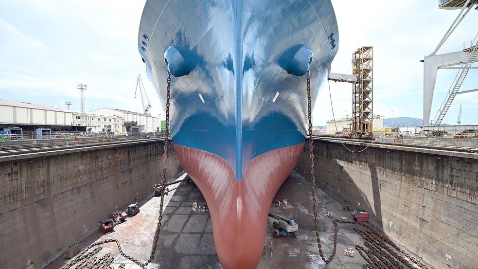 Experten rechnen damit, dass in den kommenden Jahren weltweit immer mehr Flüssigerdgas (LNG) gehandelt wird. Das Foto zeigt den Bug des LNG-Tankschiffs „Maran Gas Amorgos“, das kürzlich für eine Wartung in einem Trockendock in Spanien lag. Foto: Helge Toben/dpa