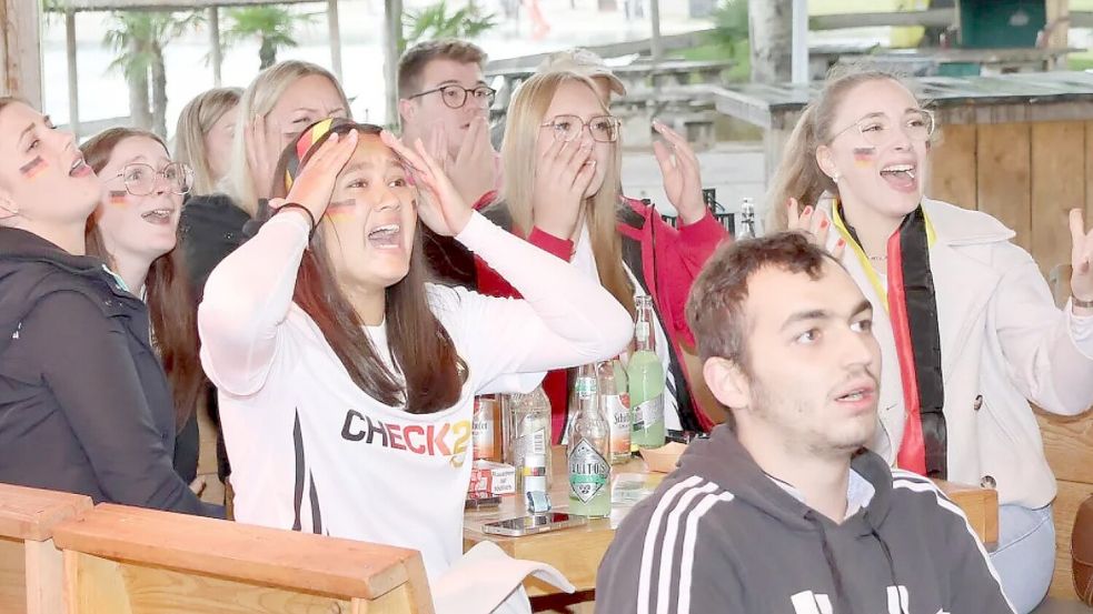 2024 waren beim letzten Spiel der deutschen Mannschaft im EM-Viertelfinale rund 150 Gäste beim Public Viewing in der Strandbar in Tannenhausen. Foto: Helmut Vortanz