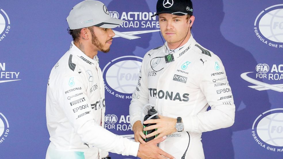 „Krieg der Sterne“: Lewis Hamilton (l) und Nico Rosberg lieferten sich einen knallharten Zweikampf. (Archivbild) Foto: Diego Azubel/EPA/dpa
