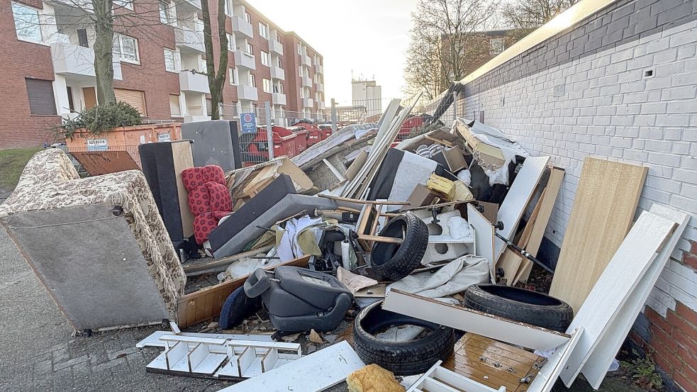 Um solche Sperrmüll-Berge, wie hier Anfang 2025 an der Popenser Straße in Aurich, zu vermeiden, fordern die Grünen eine kostenlose jährliche Abfuhr. Foto: Mieke Matthes