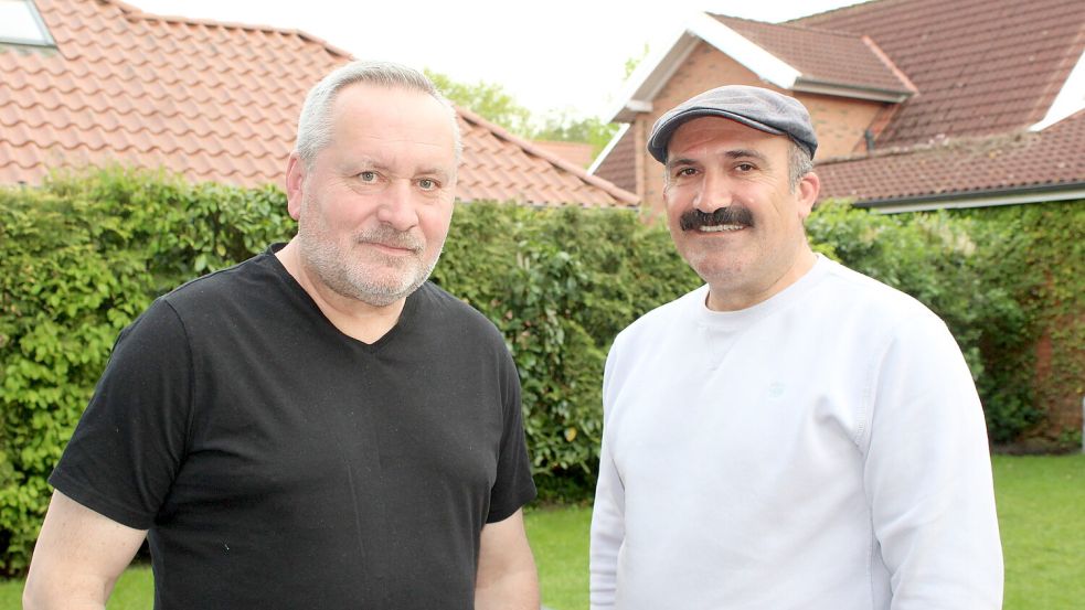 Jerzy Klukowski (links) und Bayram Bozkurt spielten erstmals im Jahr 2000 zusammen für den TuS Esens. Mehr als ein Vierteljahrhundert später kreuzen sich ihre Wege beim TuS Middels. Diesmal als Trainergespann beim Bezirksligisten. Foto: Wolf-Rüdiger Saathoff