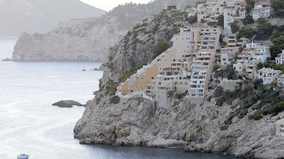 Ein 79-jähriger Deutscher hat in Port d’Andratx auf Mallorca wochenlang tot in seiner Mietwohnung in einer Apartmentanlage am Meer gelegen. (Archivbild) Foto: Patrick Seeger