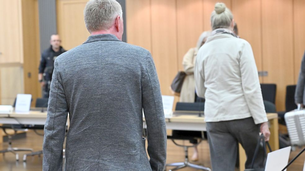 Zum Prozessauftakt vor dem Landgericht Braunschweig benötigte der Staatsanwalt zwei Stunden für die Verlesung der Vorwürfe. Foto: Julian Stratenschulte/dpa