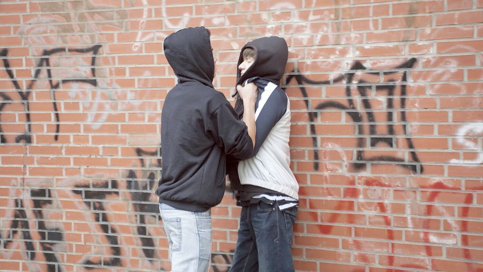 Schulweg-Kriminalität: Wenn Minderjährige andere Kinder abziehen, ist der materielle Schaden oft gering. Zeigt man den Raub trotzdem an? Foto: imago/imagebroker