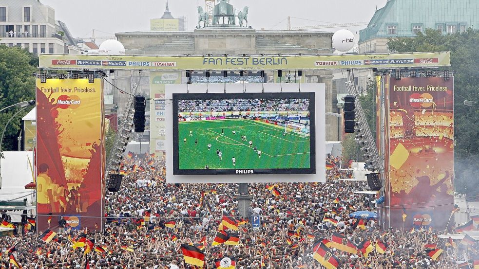 Die Fanmeile am Brandenburger Tor war 2006 bestens gefüllt. (Archivbild) Foto: Marcel Mettelsiefen/dpa