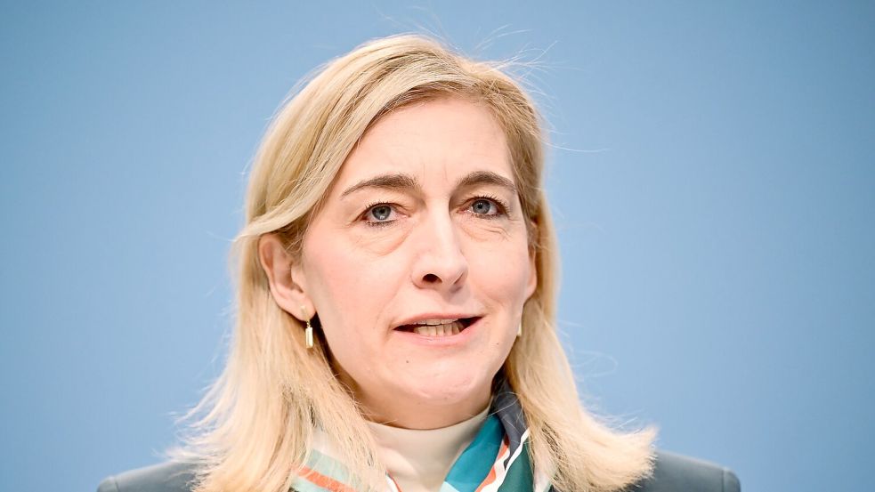 Ministerin Warken setzt auf Ausgabenbremsen und zusätzliche Einnahmen. (Archivbild) Foto: Sebastian Gollnow/dpa