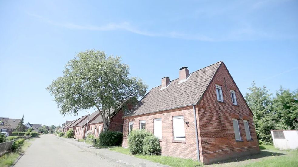 Die Häuser am Schlehdornweg und am Hohegaster Weg wurden inzwischen von ihren Mietern verlassen. Statt der 13 Doppelhäuser sollen dort zeitnah 40 bis 48 neue Wohnungen in Mehrparteienhäusern entstehen. Foto: Romuald Banik