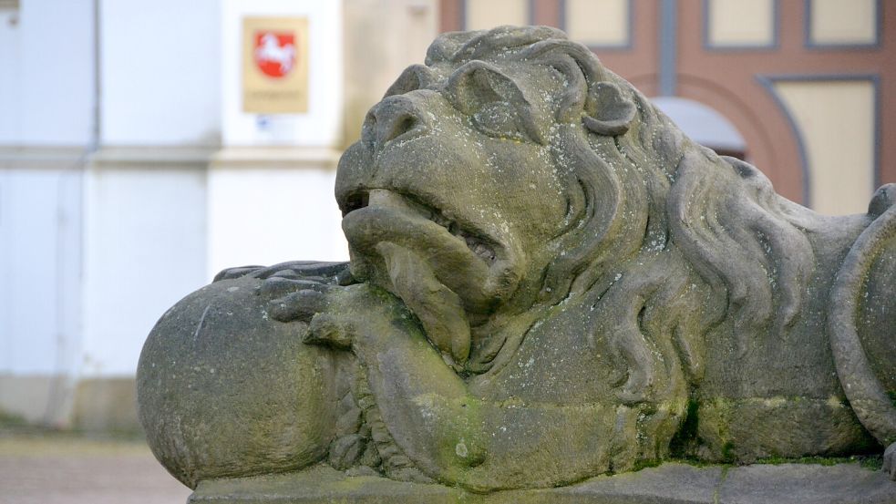Löwenskulptur vor dem Schloss in Aurich, in dem das Landgericht in Aurich untergebracht ist. Das Urteil fiel vor der Dritten Großen Strafkammer. Foto: Aiko Recke