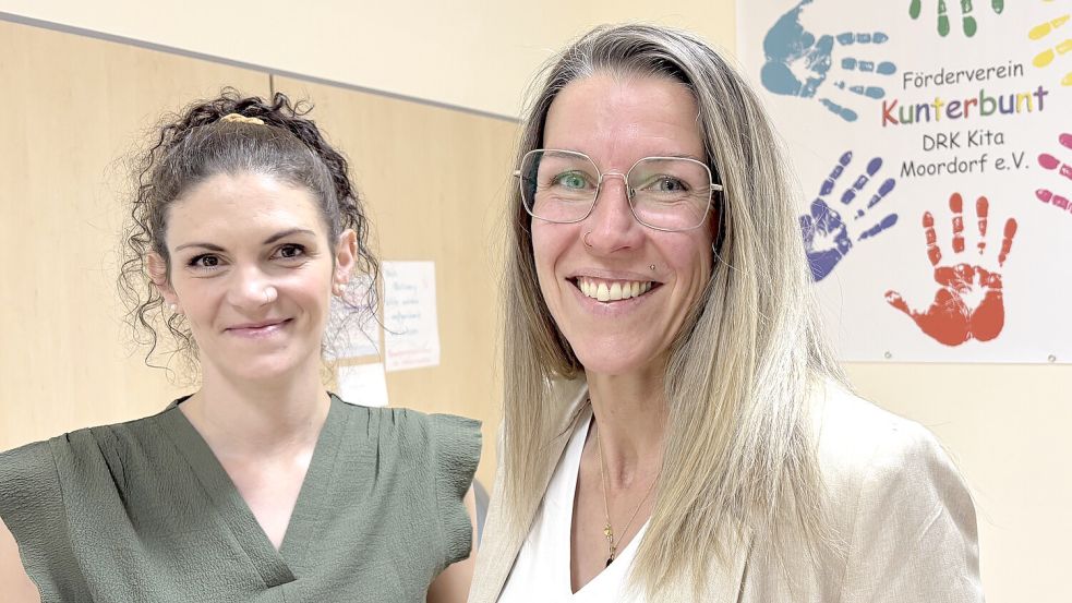 Christin Meyer (rechts) ist die neue Vorsitzende des Fördervereins „Kunterbunt“ der DRK-Kita Moordorf, Anke Debelts ist ihre Stellvertreterin. Foto: Aiko Recke