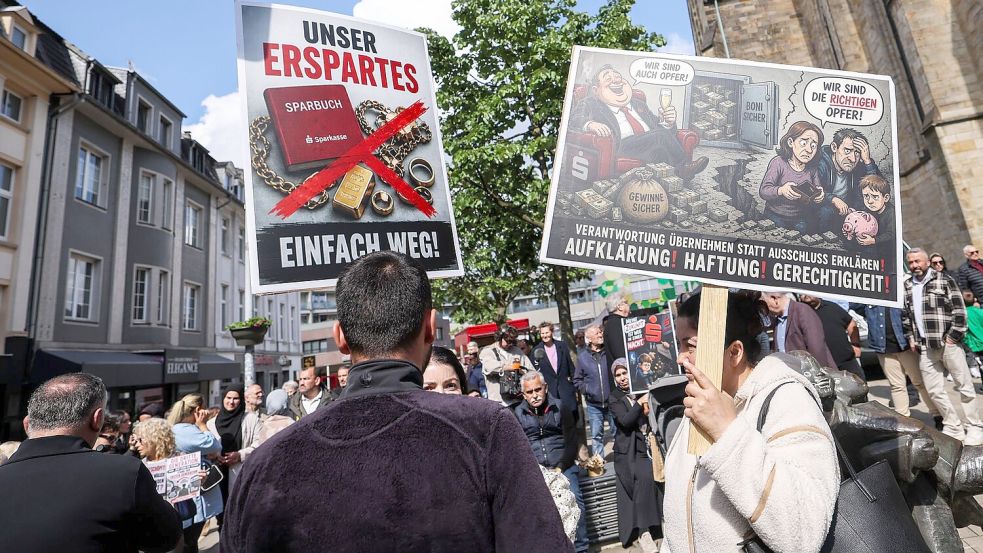 „Unser Erspartes - einfach weg“, klagten geschädigte Sparkassenkunden Anfang Mai bei einer Kundgebung in Gelsenkirchen. Jetzt beginnen die ersten Zivilprozesse gegen die Sparkasse. (Archivbild) Foto: Christoph Reichwein