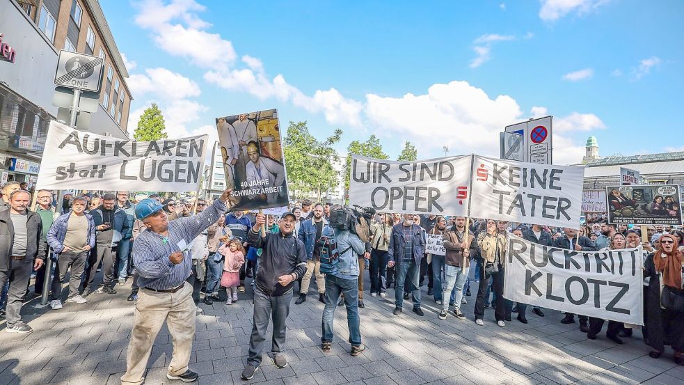 Wütender Protest von Sparkassenkunden Anfang Mai. Jetzt beginnt die juristische Aufarbeitung des Millionen-Einbruchs. (Archivfoto) Foto: Christoph Reichwein
