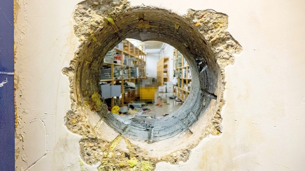 Das Loch in der Wand des Tresorraums. Auf diesem Weg stahlen Unbekannte Millionen aus mehr als 3.000 Schließfächern. (Handoutfoto) Foto: Polizei Gelsenkirchen/dpa