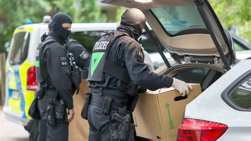 Die Polizei stellte Gegenstände sicher. Foto: Christoph Reichwein/dpa