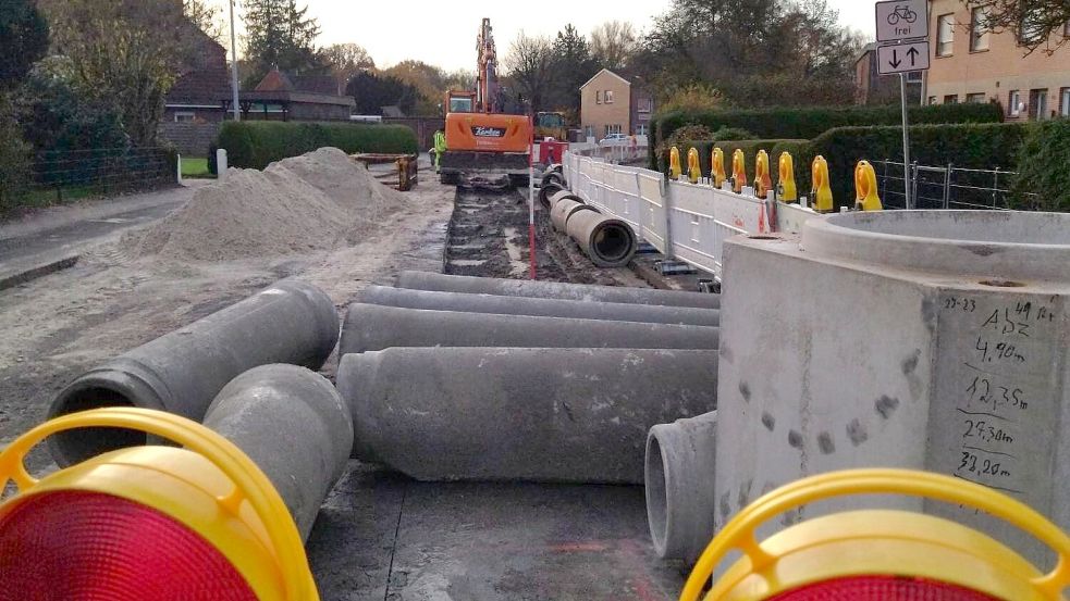 Zu Beginn der Bauarbeiten: Arbeiter und Maschinen bei den ersten Schritten zur Erneuerung der Entwässerung. Foto: Stadt Aurich