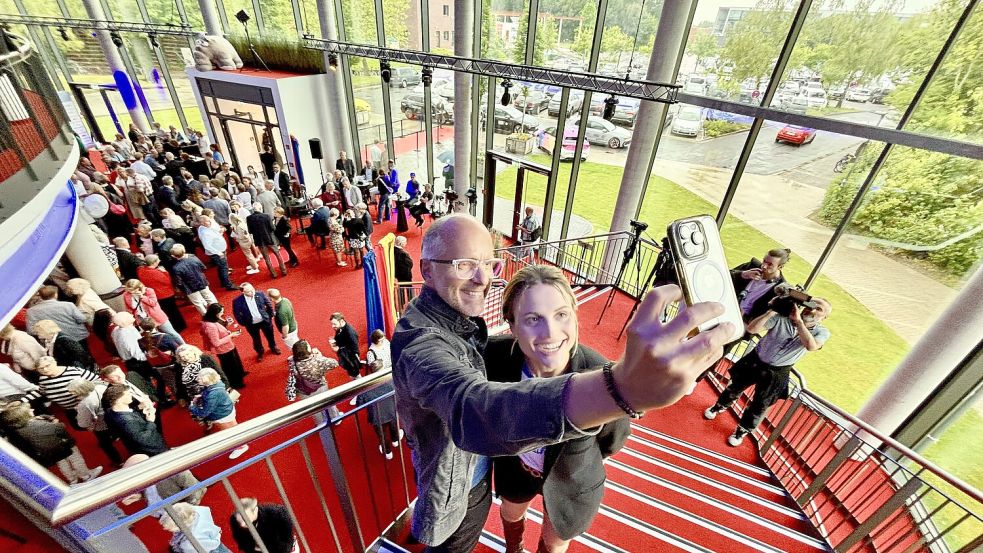 Noch schnell ein Selfie: Christoph Maria Herbst und Mala Emde waren bei der Eröffnung des 36. Internationalen Filmfests Emden-Norderney dabei, um ihren Film „Sommer auf Asphalt“ vorzustellen. Fotos: Klaus Ortgies