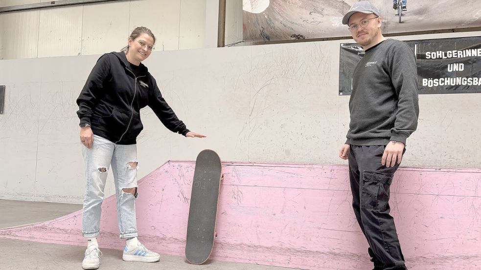 Viel höher als ein Skateboard muss eine Rampe auf einem öffentlichen Platz nicht sein, sagen Frauke Tobiassen und Florian Roelfs von der Skatehalle Aurich. Foto: Christin Wetzel