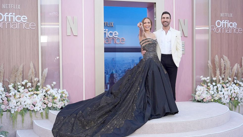 Er schrieb ihre Rolle: Brett Goldstein und Jennifer Lopez bei der Premiere zum Netflix-Film „Office Romance“ in Los Angeles. Foto: Chris Pizzello