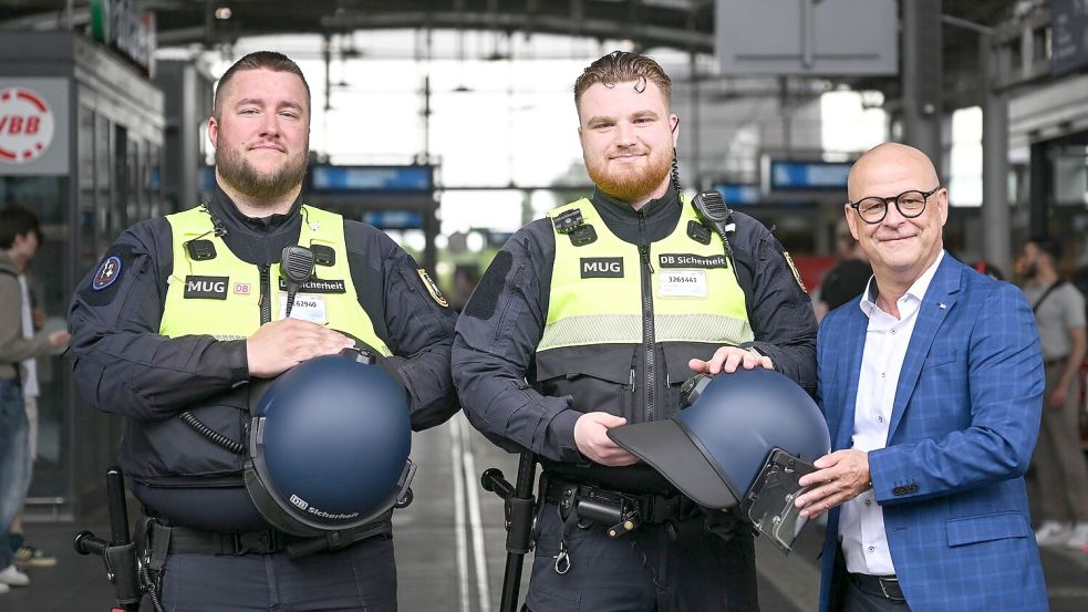Die beiden Initiatoren des Pilotenprojekts mit ihren Schutzhelmen. Foto: Britta Pedersen/dpa