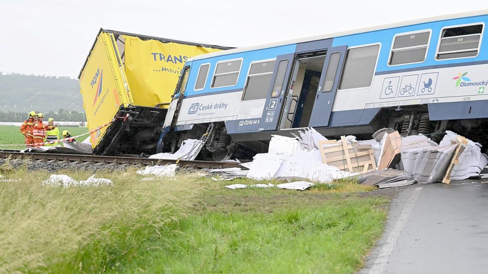 Bei Prostejov in Tschechien sind ein Personenzug und ein Lastwagen zusammengestoßen. Foto: Peøina Ludìk/CTK/dpa