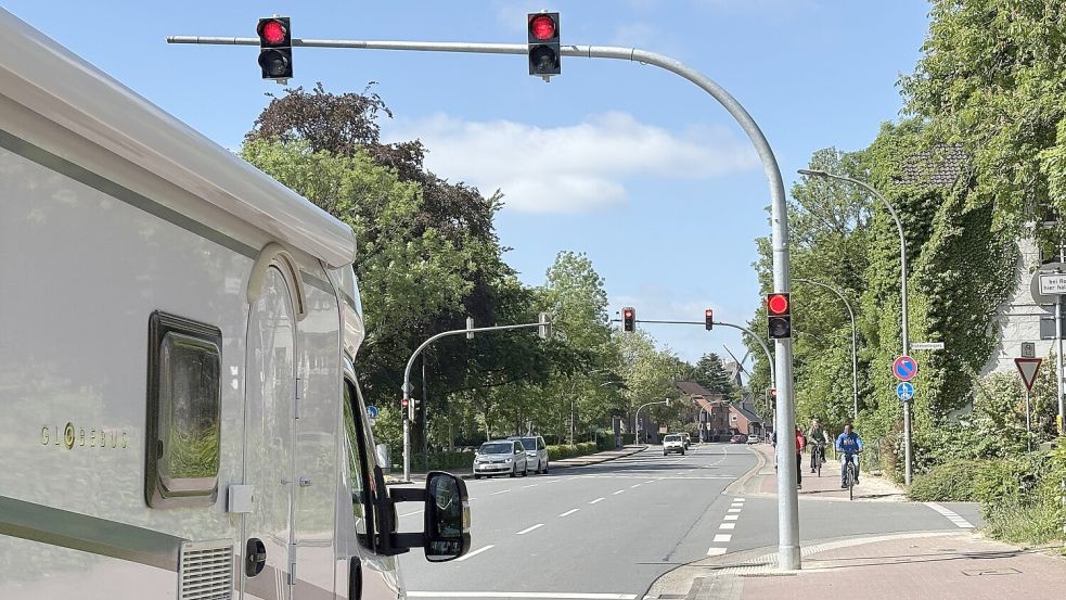 Seit Ende Mai schaltet die Vorampel am Krähennestergang parallel mit der Fußgängerampel auf rot. Soll die Sichtbarkeit für die stark frequentierte Querung erhöht werden. Foto: Mieke Matthes