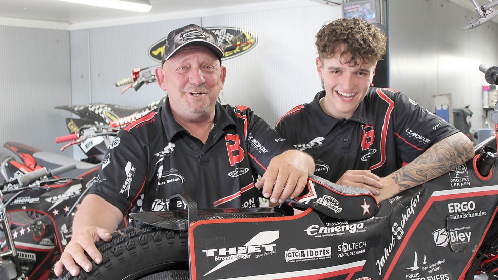 Ein erfolgreiches und vergnügtes Speedway-Gespann: Trainer Meik Lüders (links) und Jungprofifahrer Ben Iken. Im zweiten Anlauf gewann der 21-Jährige den Störtebeker-Superpokal Pfingstsonntag im Motodrom in Halbemond. Foto: Wolf-Rüdiger Saathoff