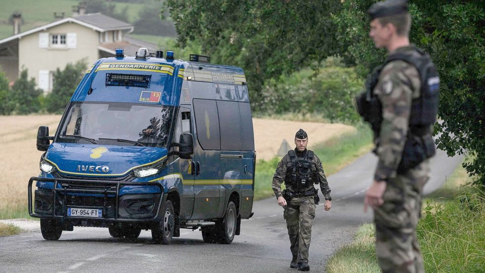 Gendarmen in der Nähe des Leichenfundortes: Der Tod einer tagelang vermissten Elfjährigen sorgt in Frankreich für große Erschütterung. Foto: Ed Jones/AFP/dpa