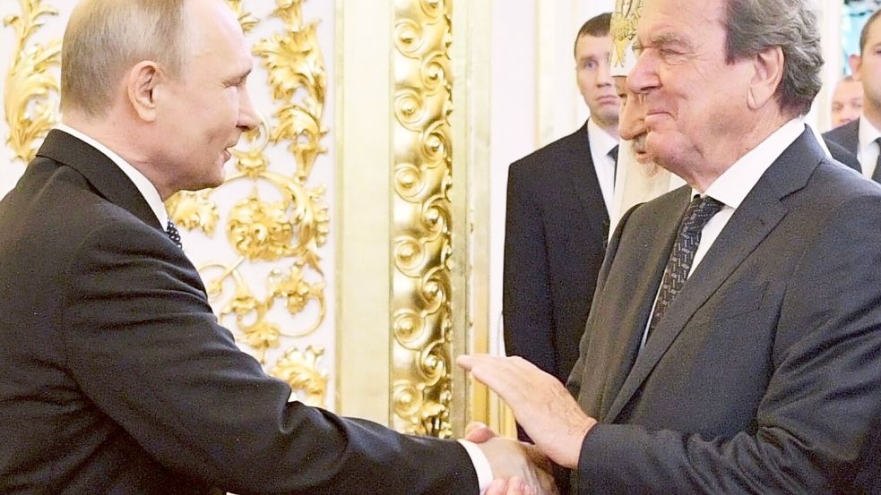 Ex-Bundeskanzler Gerhard Schröder und Kremlchef Wladimir Putin hatten nach russischen Angaben ein Vieraugengespräch. (Archivbild) Foto: Alexei Druzhinin/POOL SPUTNIK KR