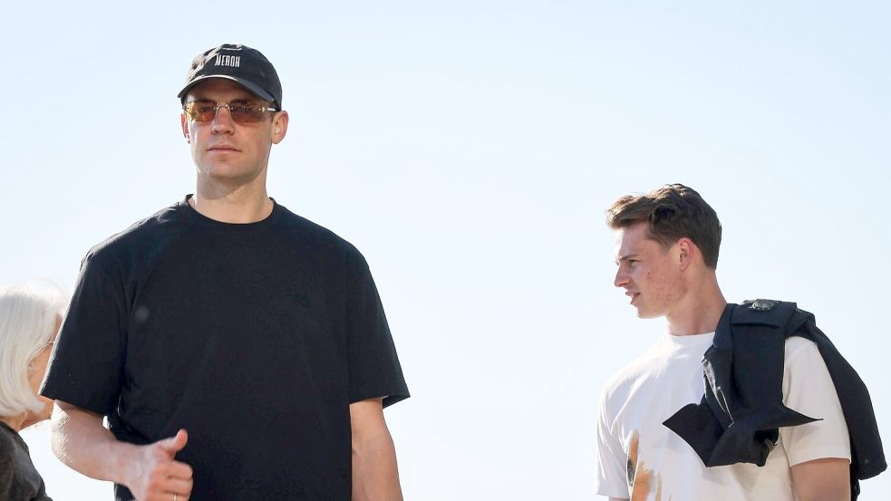 Manuel Neuer (l.) und Jonas Urbig (r.) gehen in Chicago spazieren. Foto: Christian Charisius