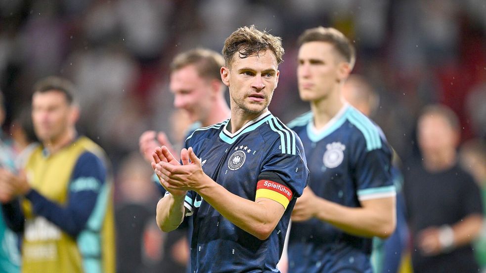 Joshua Kimmich applaudiert nach dem Testsieg gegen Finnland. (Archivbild) Foto: Tom Weller/dpa