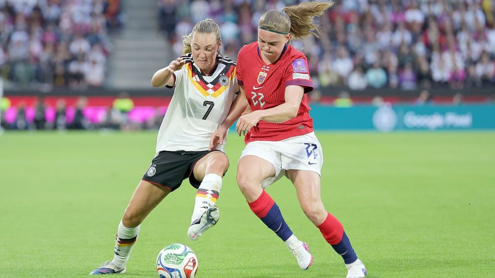 Müller macht’s: Marie Müller (l) traf zum 1:0. Foto: Rolf Vennenbernd/dpa