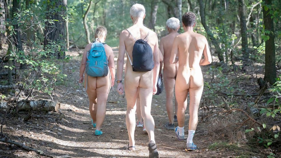 Auf Nackt-Wanderwegen können die Menschen nackig oder mit Klamotten spazieren gehen. (Archivbild) Foto: Philip Dulian
