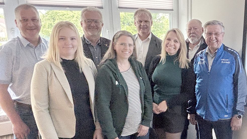 Sie stellten das Programm des großen Gemeindefestes vor: Detlev Krüger (von links), Yana Janssen, Wilfried Müller, Anja Stresow, Thomas Erdwiens, Martina Dirksen, Gerd Rinderhagen und Johann Eckhoff.Foto: Aiko Recke