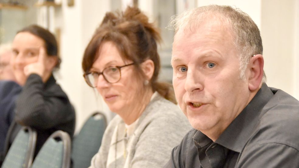 Der Brookmerlander Ratsherr Heinrich Ubben (hier in einer Sitzung des Rates der Gemeinde Leezdorf im November 2025) kämpft gegen die geplante Baumschutzsatzung in der Samtgemeinde. Foto: Thomas Dirks
